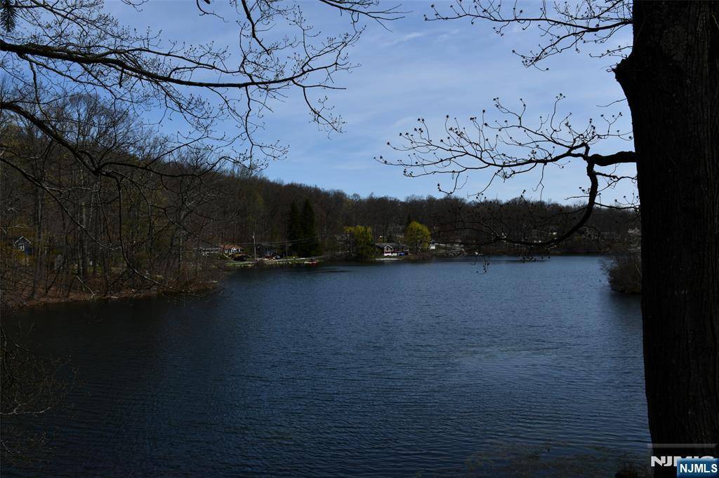 Vernon, NJ 07422,513 Upper Highland Lks DR