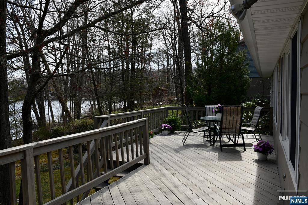 Vernon, NJ 07422,513 Upper Highland Lks DR