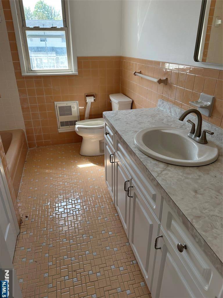 Elmwood Park, NJ 07407,32 Falmouth AVE