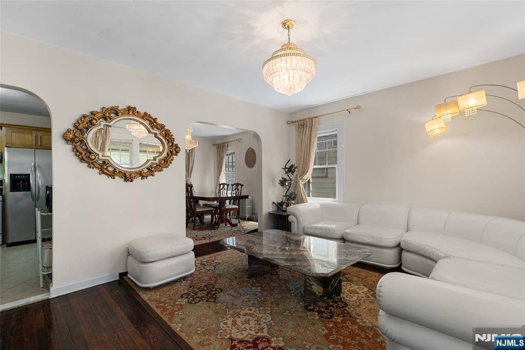 East Rutherford, NJ 07073,295 Carlton AVE