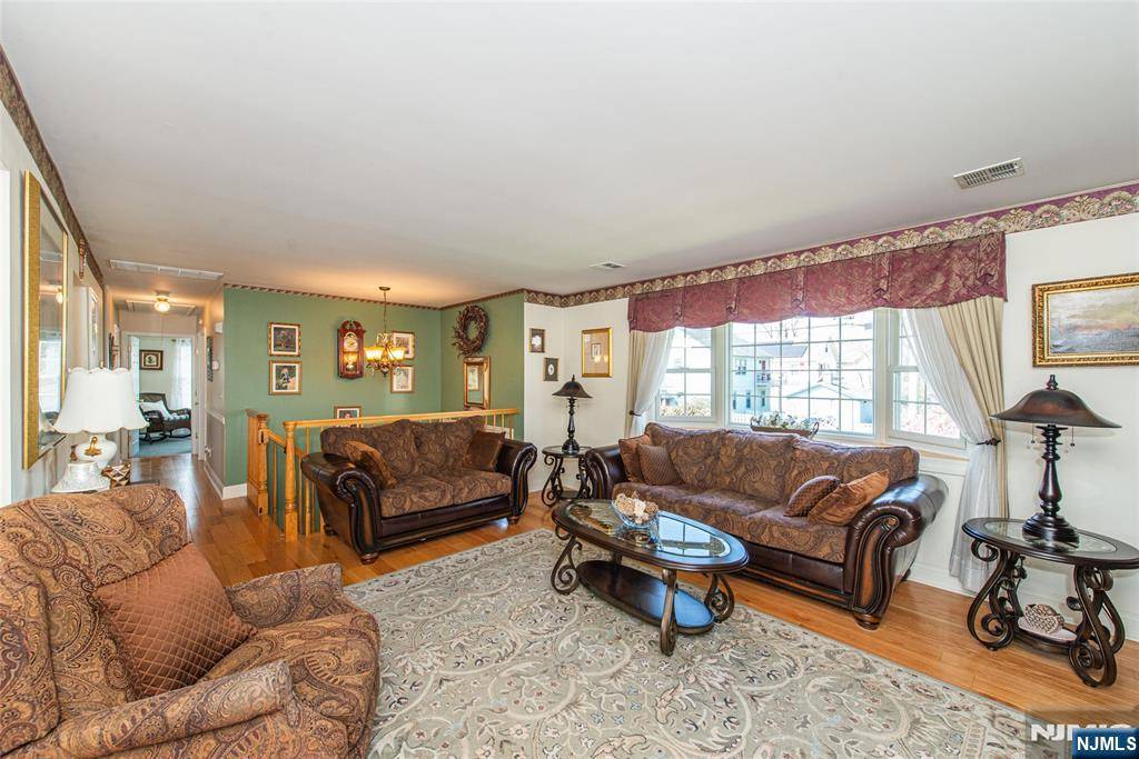 Pompton Lakes, NJ 07442,135 Romain AVE