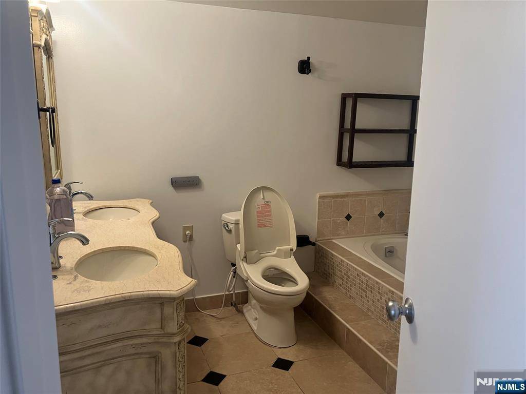 Edgewater, NJ 07020,100 Grand Cove WAY #2K