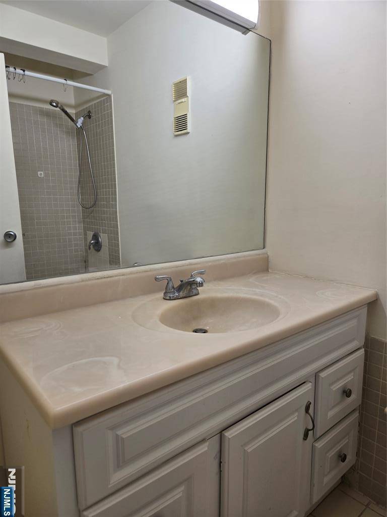 Palisades Park, NJ 07650,333 Grand AVE #4J
