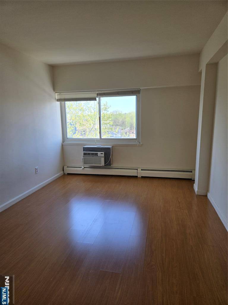 Palisades Park, NJ 07650,333 Grand AVE #4J