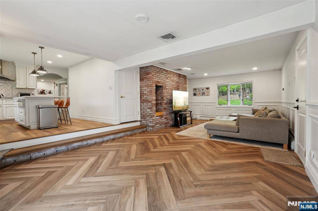 Upper Saddle River, NJ 07458,23 Plymouth DR
