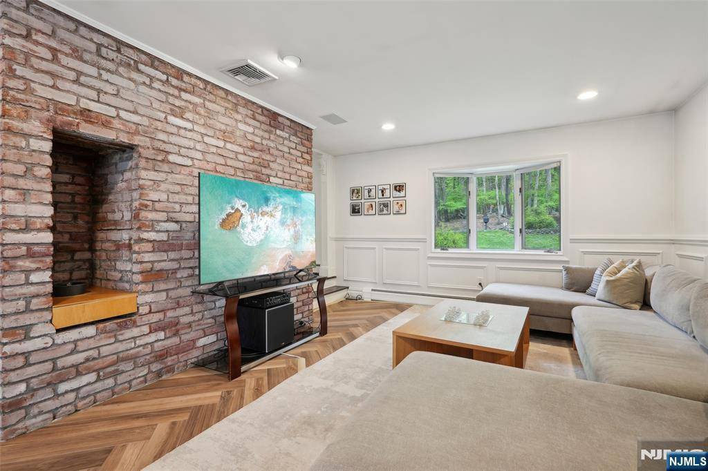 Upper Saddle River, NJ 07458,23 Plymouth DR
