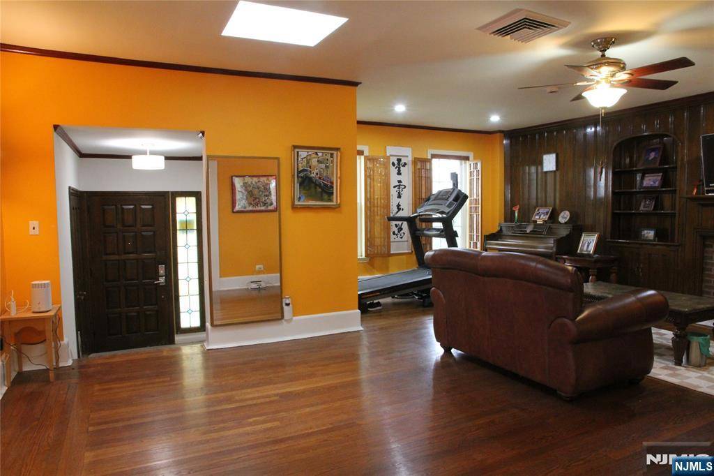 Ridgefield, NJ 07657,586 Hillside ST