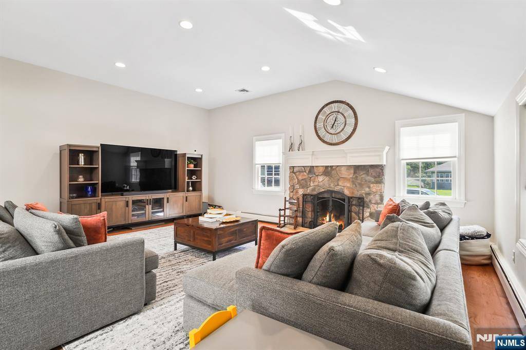 Ramsey, NJ 07446,11 Eton CT