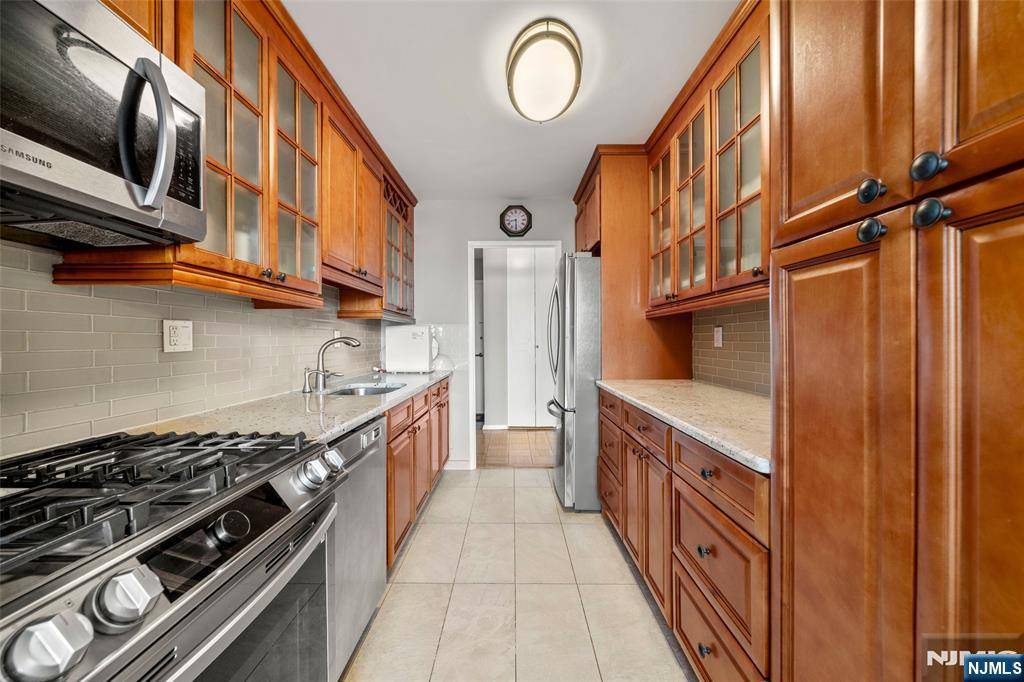 Fort Lee, NJ 07024,2000 Linwood AVE #20V
