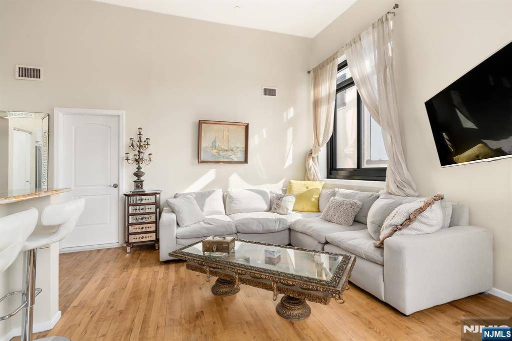 Weehawken, NJ 07086,518-536 Gregory AVE #C408