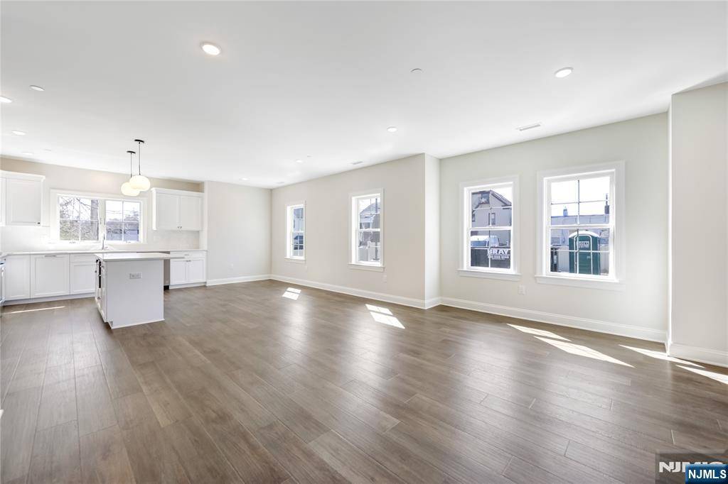 Allendale, NJ 07401,22 Maple ST ##3