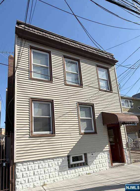 Harrison, NJ 07029,122 Cross ST #APT2