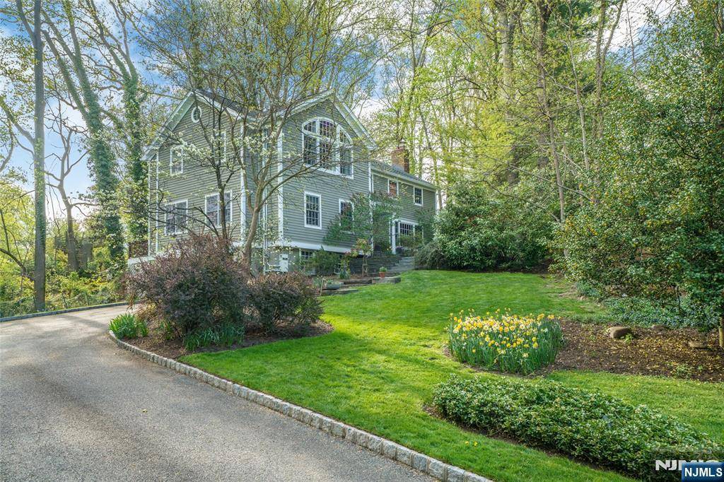 Millburn, NJ 07078,27 Inverness CT