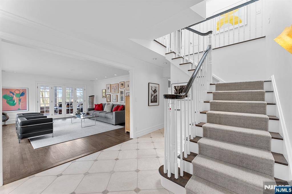 Tenafly, NJ 07670,35 Mayflower DR