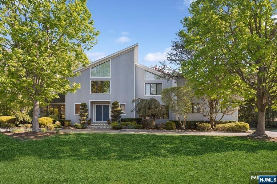 North Caldwell, NJ 07006,3 Blackberry LN