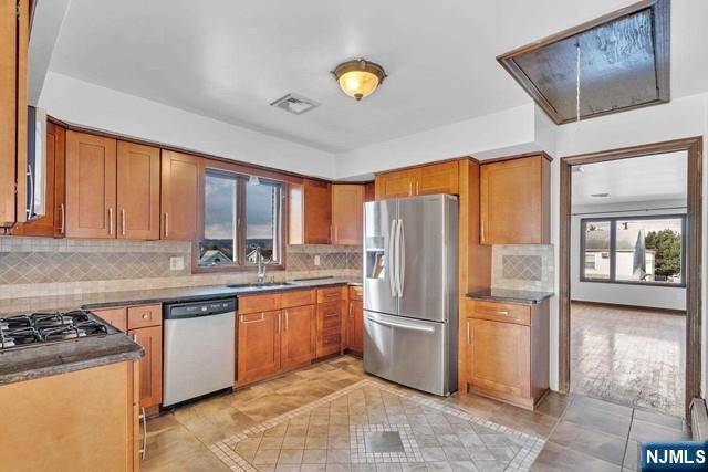Elmwood Park, NJ 07407,71 Kipp AVE