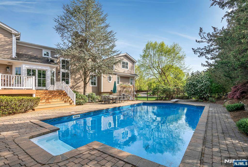 Franklin Lakes, NJ 07417,296 Oldwoods RD