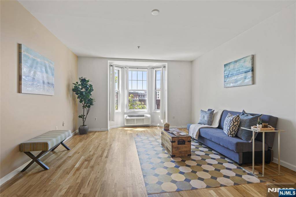 Hoboken, NJ 07030,81 Grand ST #4B