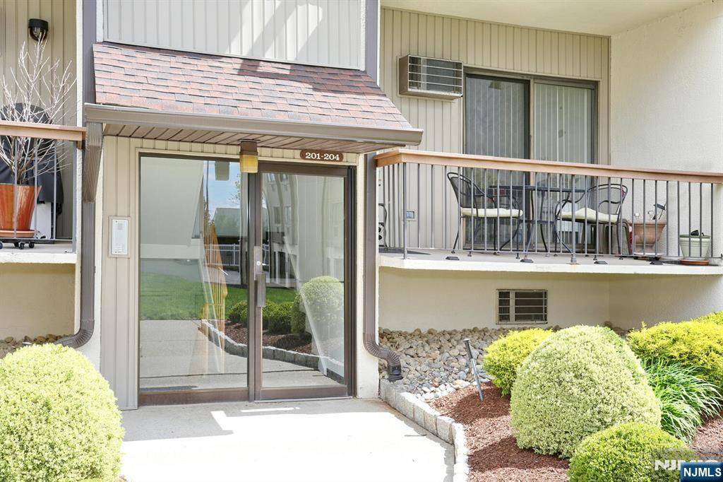 Wood Ridge, NJ 07075,203 West Ridge Mews #203