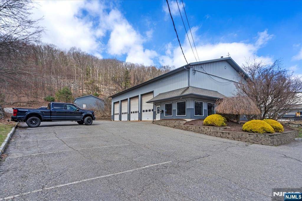 West Milford, NJ 07421,7 White RD