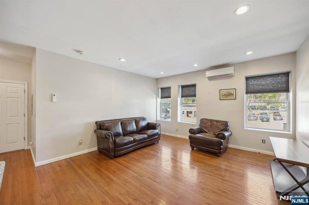 Ridgewood, NJ 07450,599 N Maple AVE #1