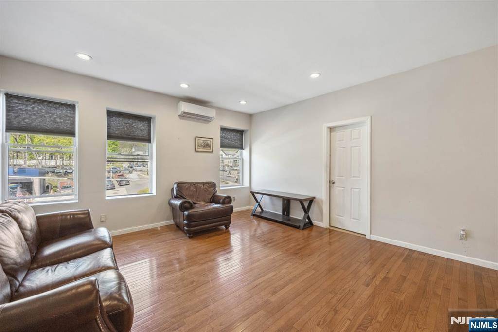 Ridgewood, NJ 07450,599 N Maple AVE #1