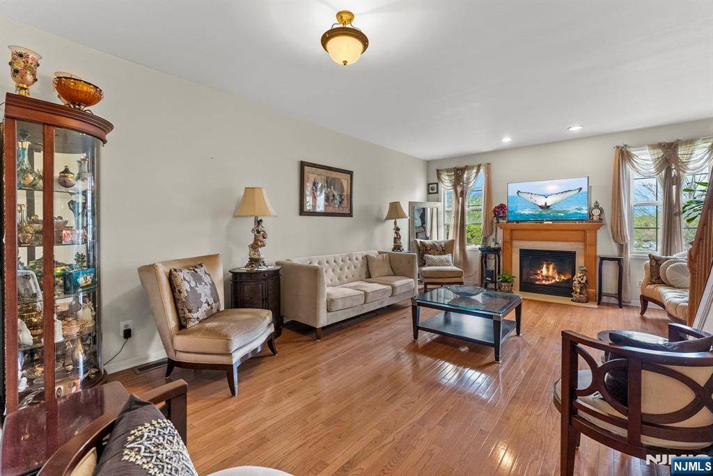 Nutley, NJ 07110,430 Hartford DR