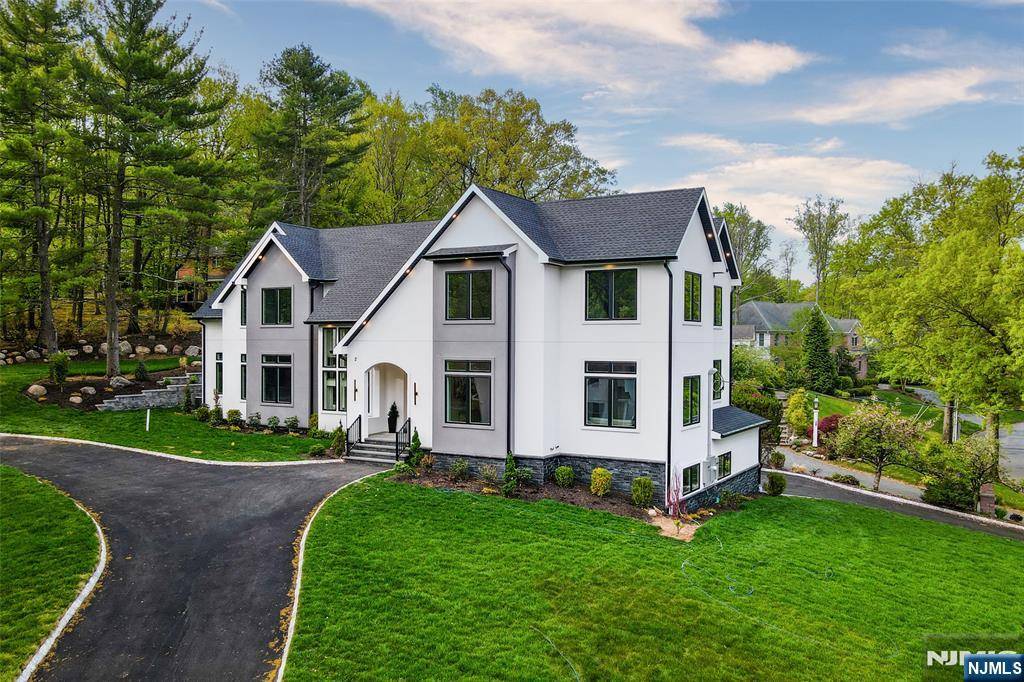 Millburn, NJ 07078,2 Highview RD