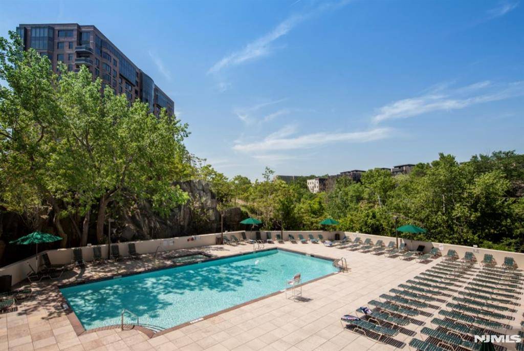 Cliffside Park, NJ 07010,250 GORGE RD #7-E