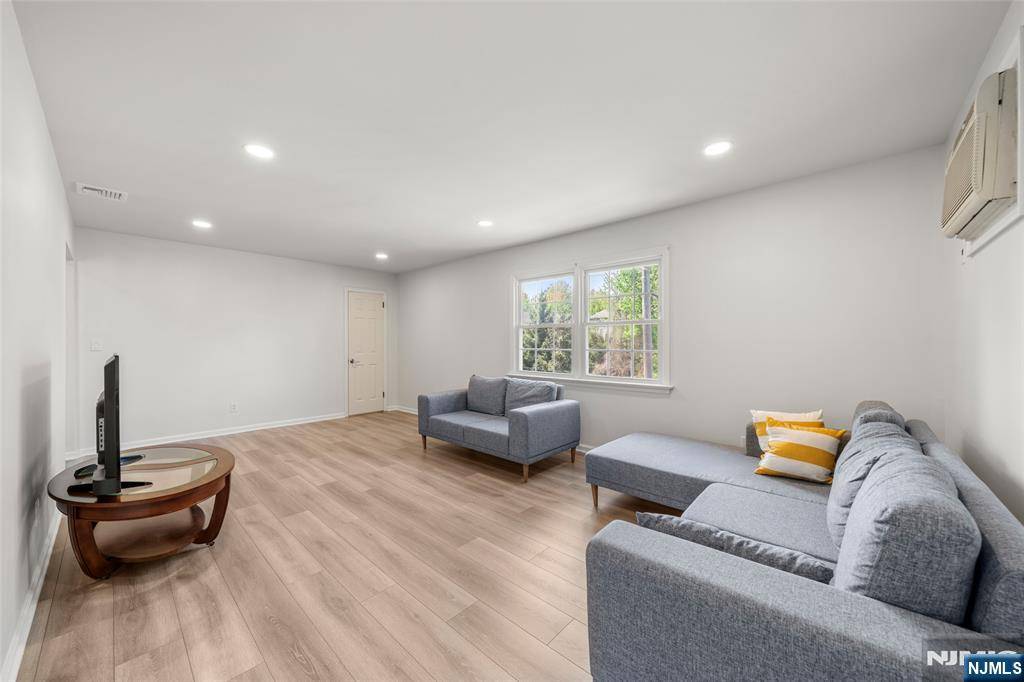 Northvale, NJ 07647,160-162 Railroad AVE