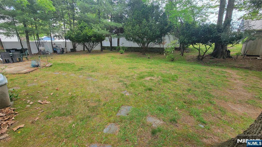 Paramus, NJ 07652,209 Crest DR