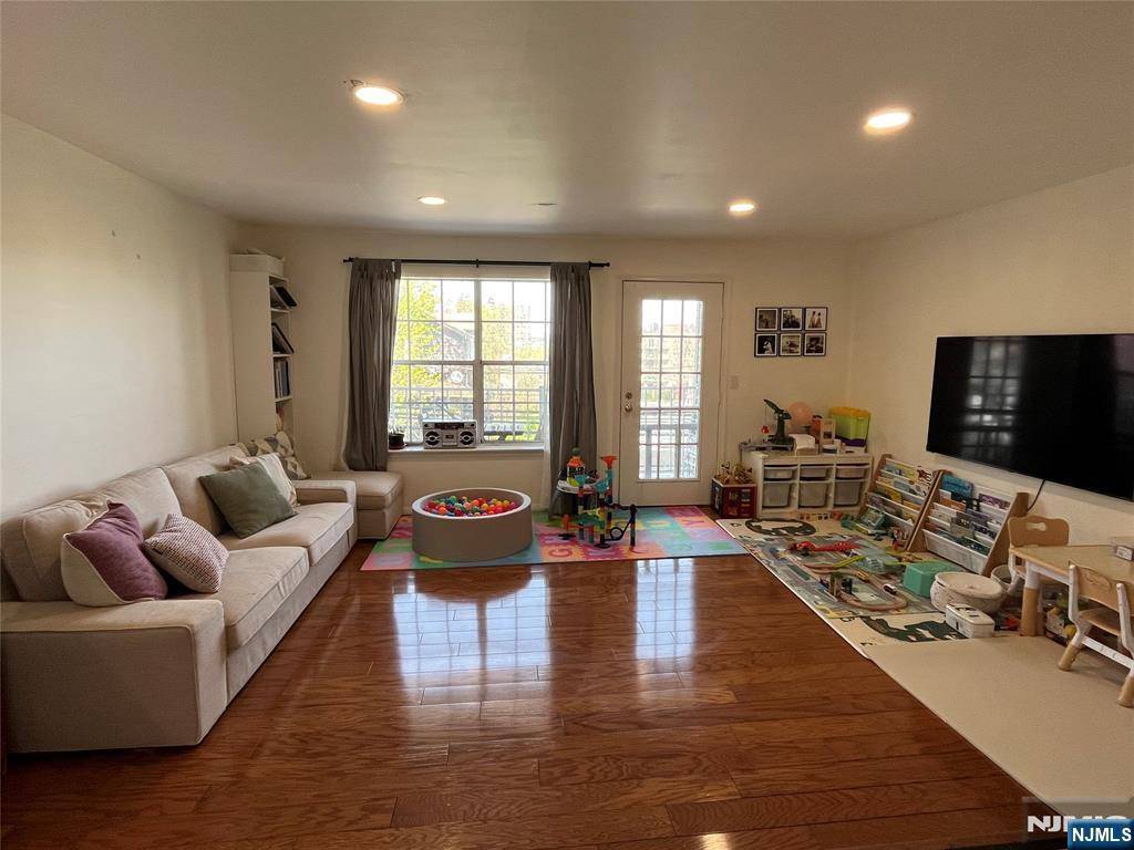 Edgewater, NJ 07020,18 Garden PL #242