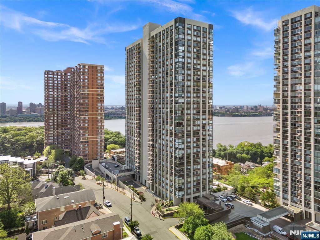 Fort Lee, NJ 07024,200 Old Palisade RD #21-J