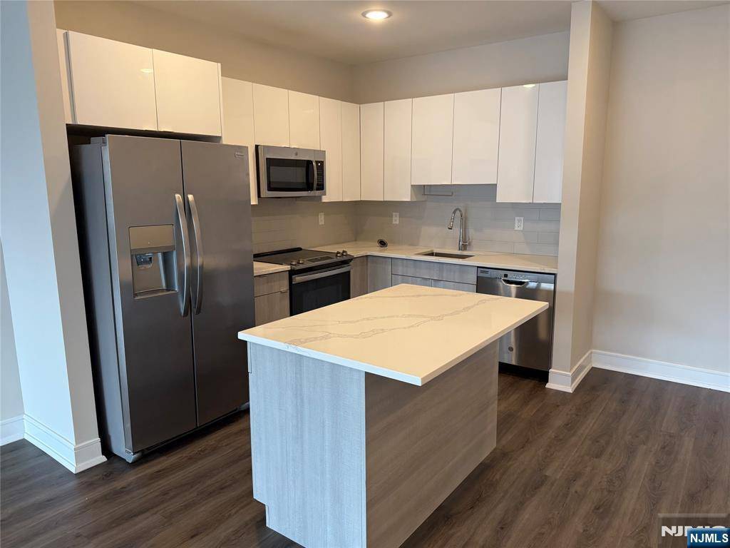 Fort Lee, NJ 07024,470 Main ST #415