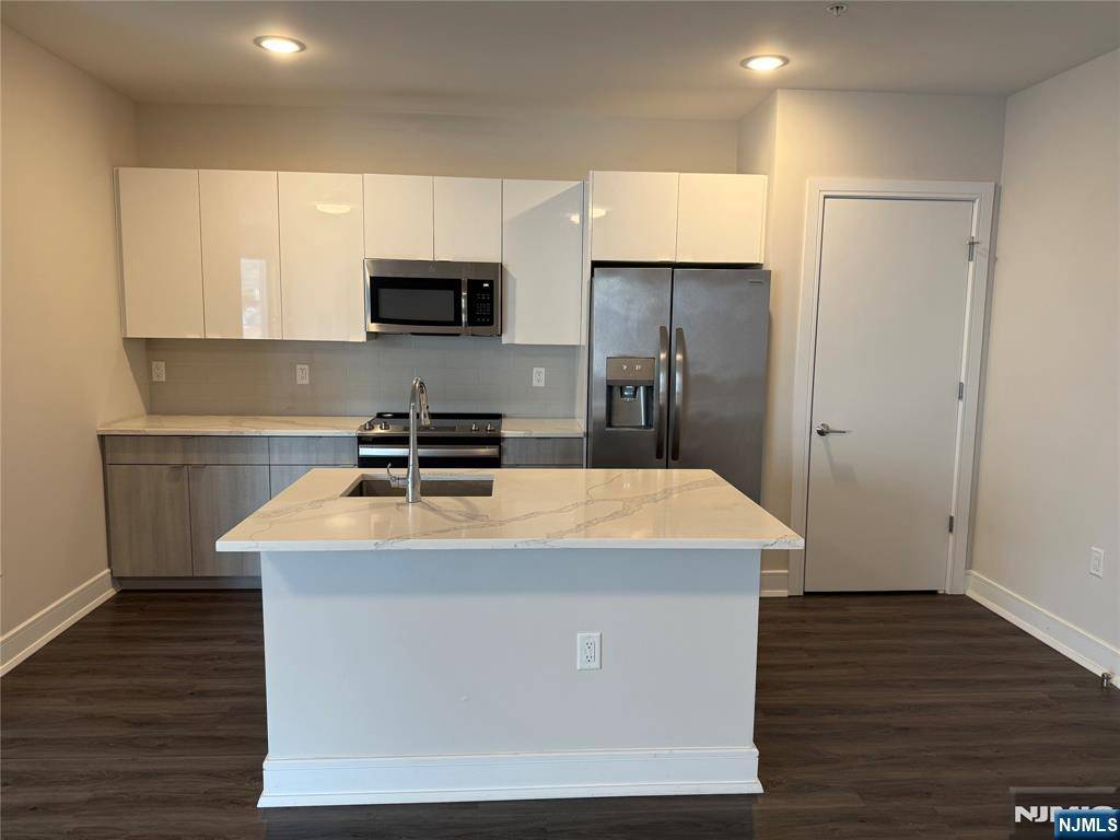 Fort Lee, NJ 07024,470 Main ST #523