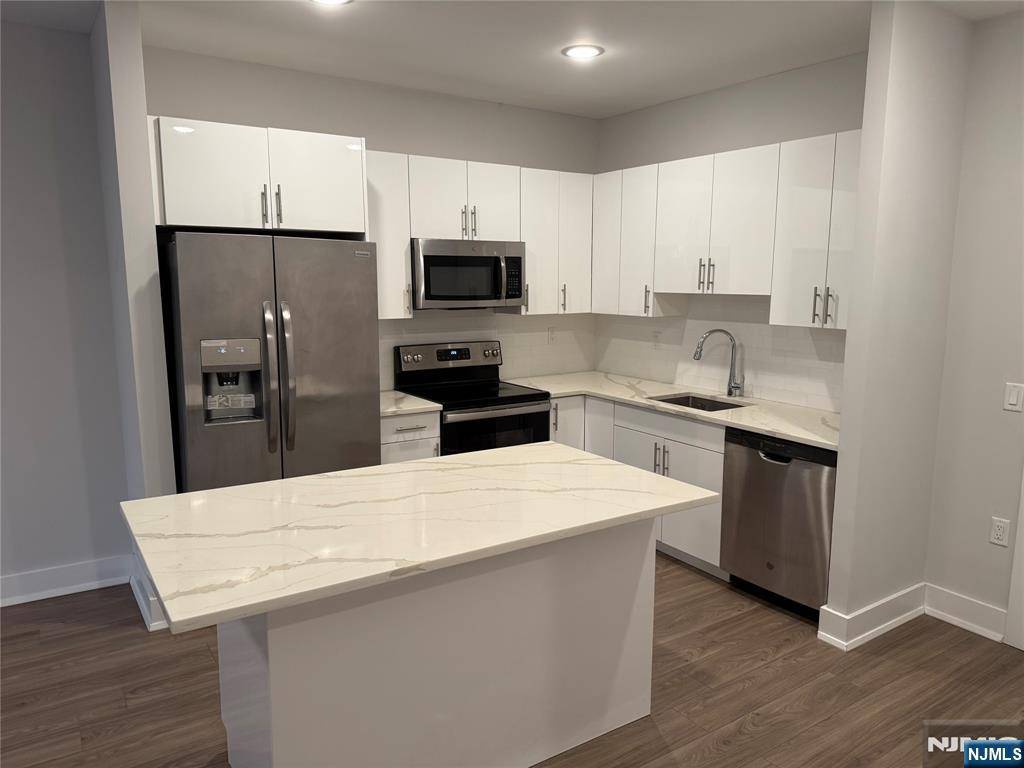Fort Lee, NJ 07024,1685 Bergen BLVD #409