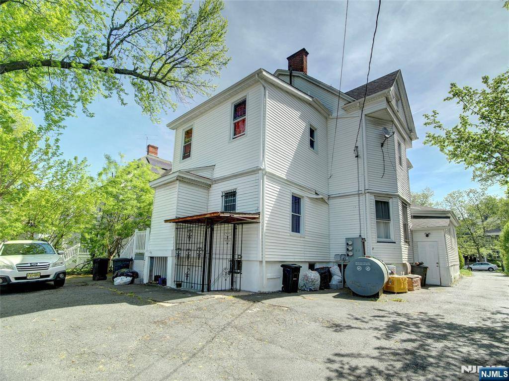 East Orange, NJ 07018,59 Maple AVE