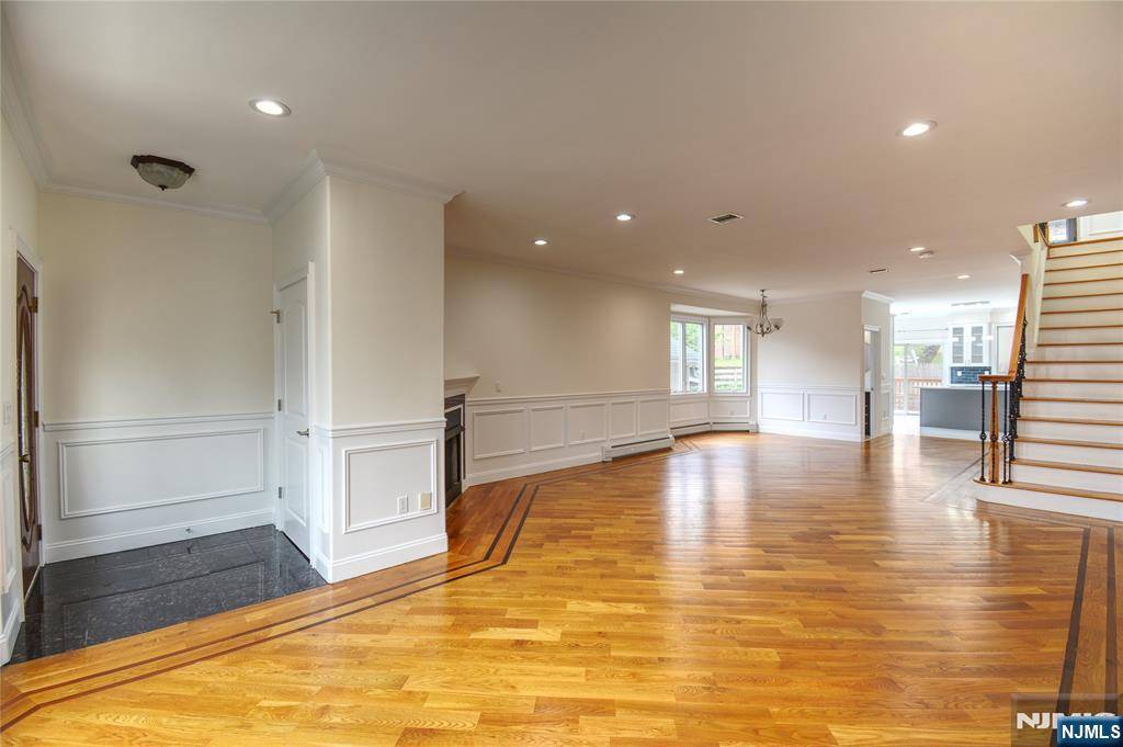 Palisades Park, NJ 07650,208 3rd ST #A
