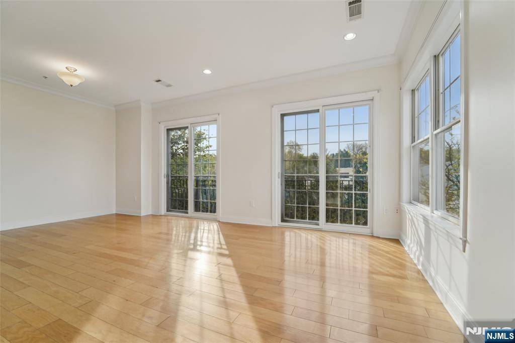 Tenafly, NJ 07670,1212 The PLZ #1212