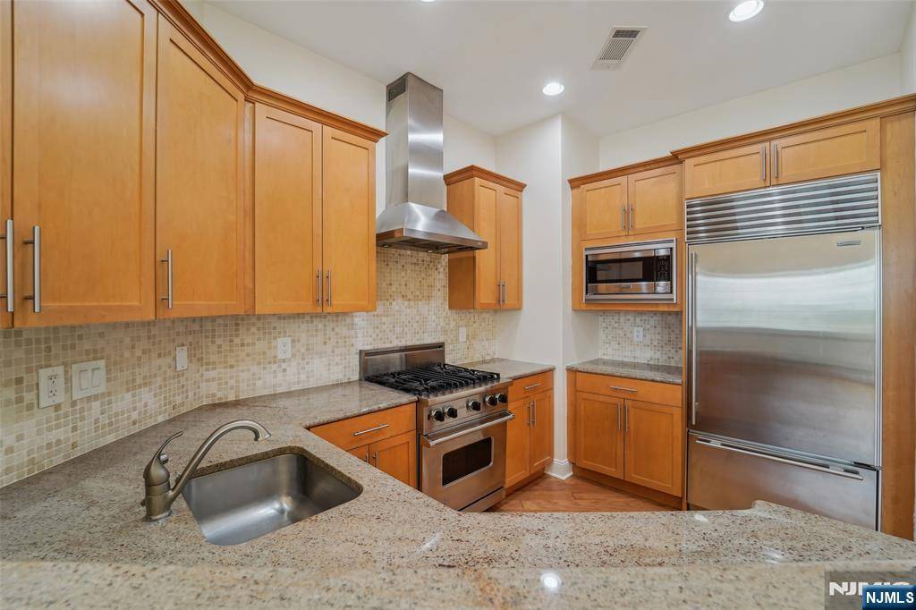 Tenafly, NJ 07670,1212 The PLZ #1212