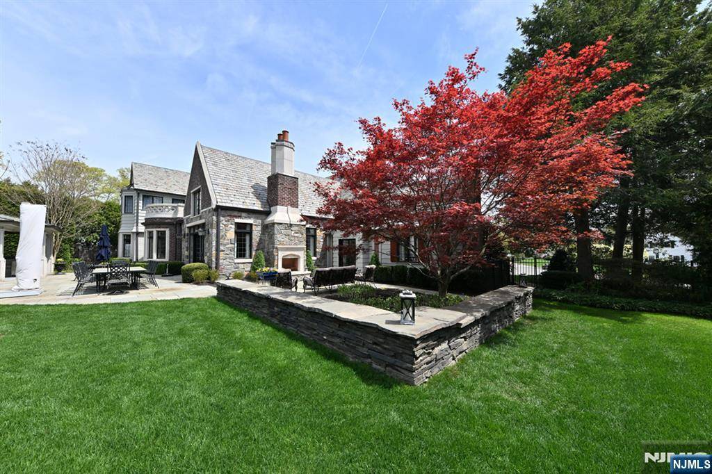 Ho-ho-kus, NJ 07423,3 Hollis DR