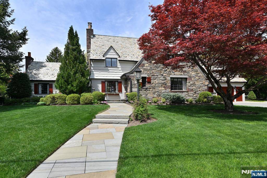 Ho-ho-kus, NJ 07423,3 Hollis DR