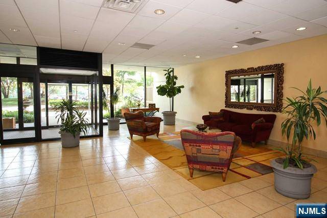 Edgewater, NJ 07020,1077 River RD #308