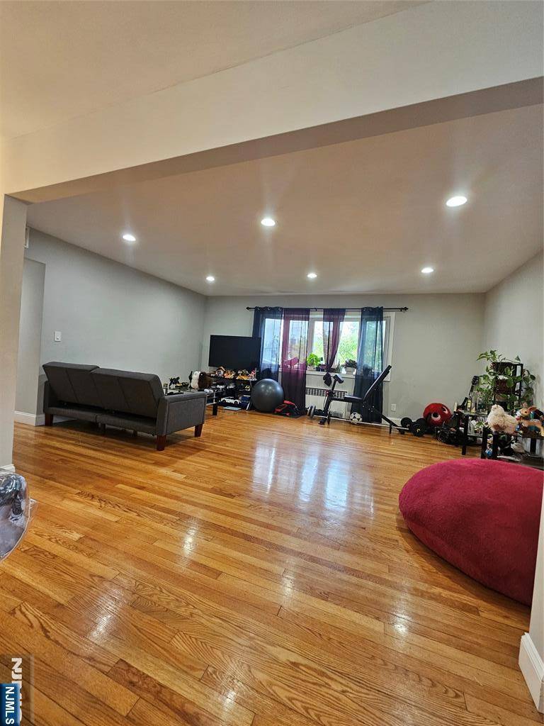 Palisades Park, NJ 07650,166 Morningside LN #1st FL
