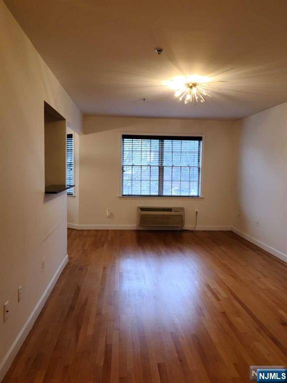 Teaneck, NJ 07666,323 Willow ST #3M