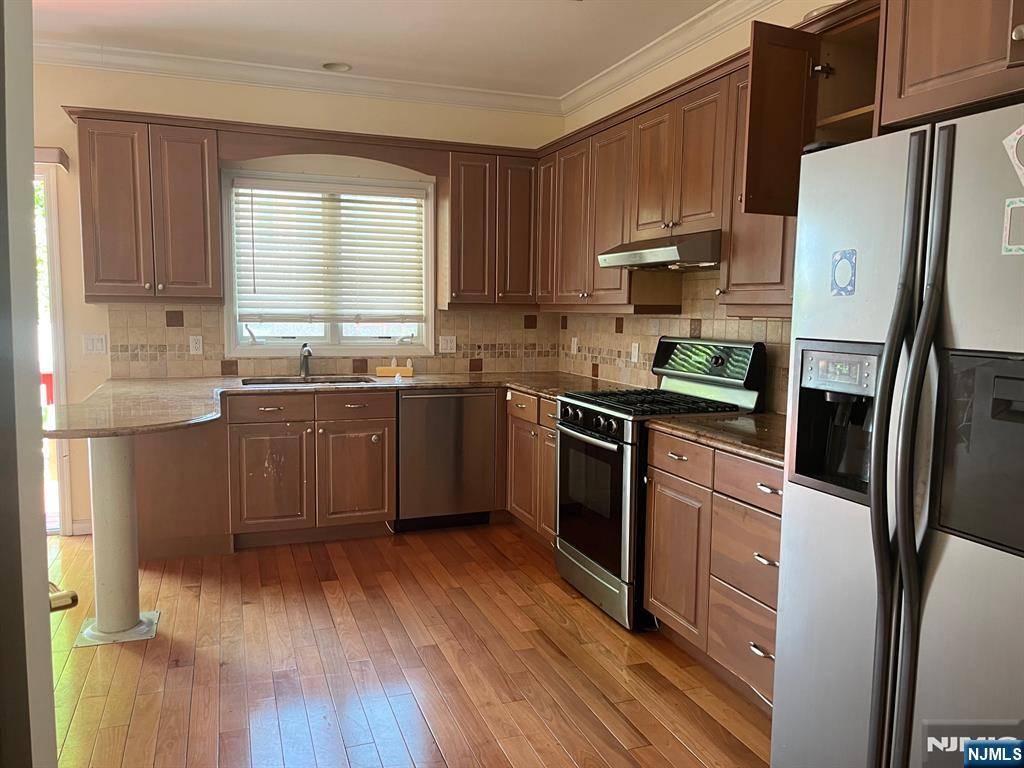 Palisades Park, NJ 07650,11 E Ruby AVE #B