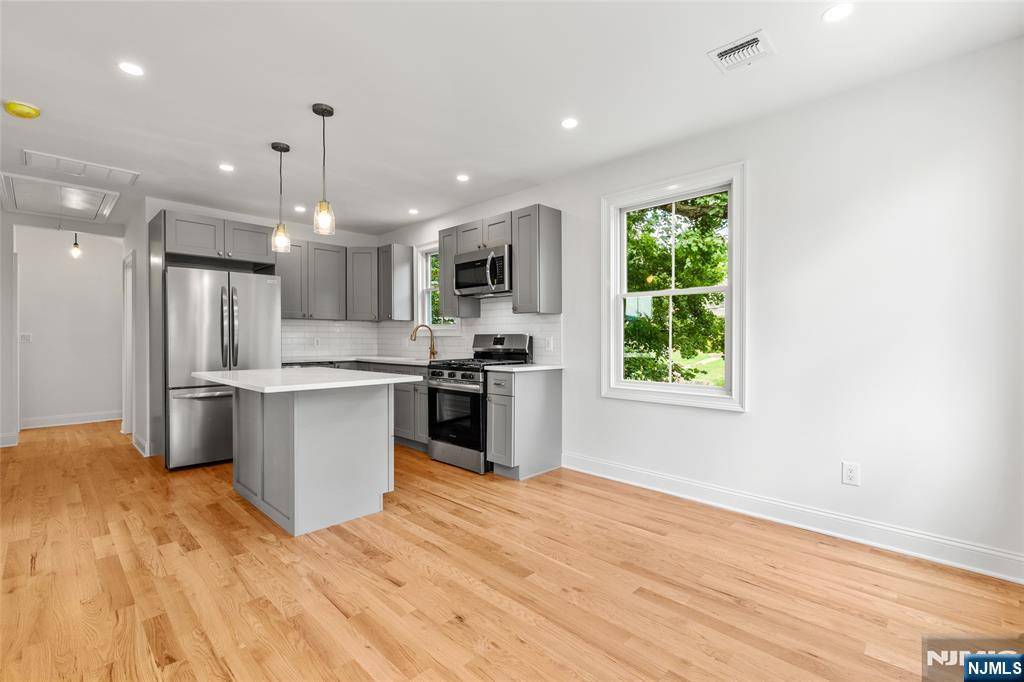 Midland Park, NJ 07432,43 Franklin AVE #2