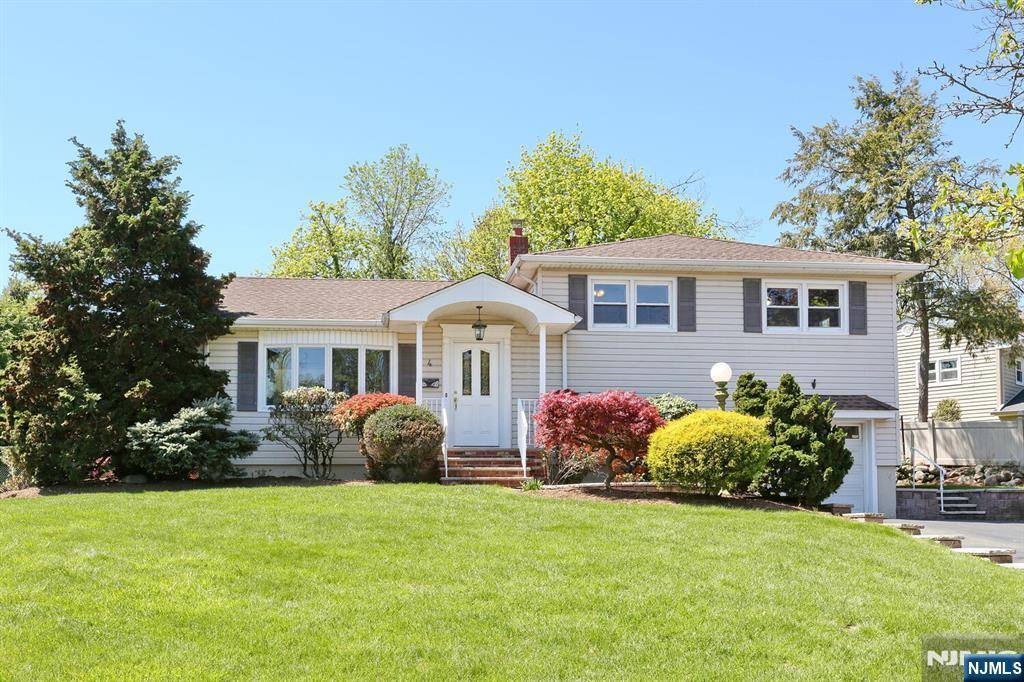 Waldwick, NJ 07463,4 Hemlock ST