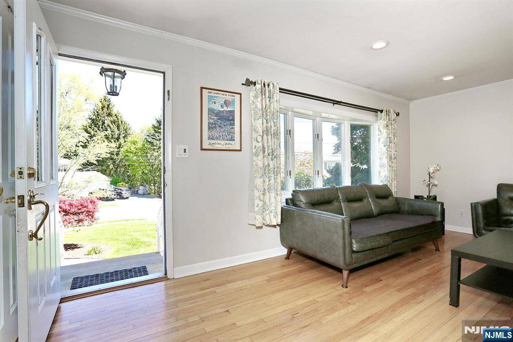 Waldwick, NJ 07463,4 Hemlock ST
