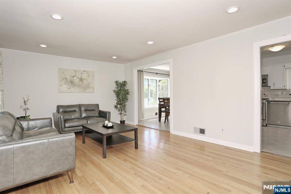 Waldwick, NJ 07463,4 Hemlock ST